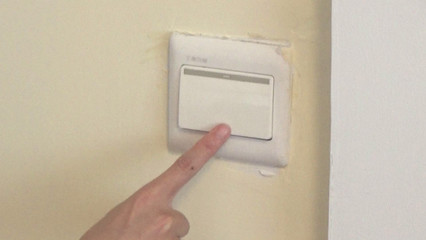 家里開關臟了怎么辦？媽媽教我這一招，輕輕一抹就干凈，告別安全隱患！